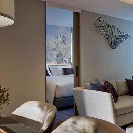 Chatrium Grand Banguecoque Exterior foto A sliding door