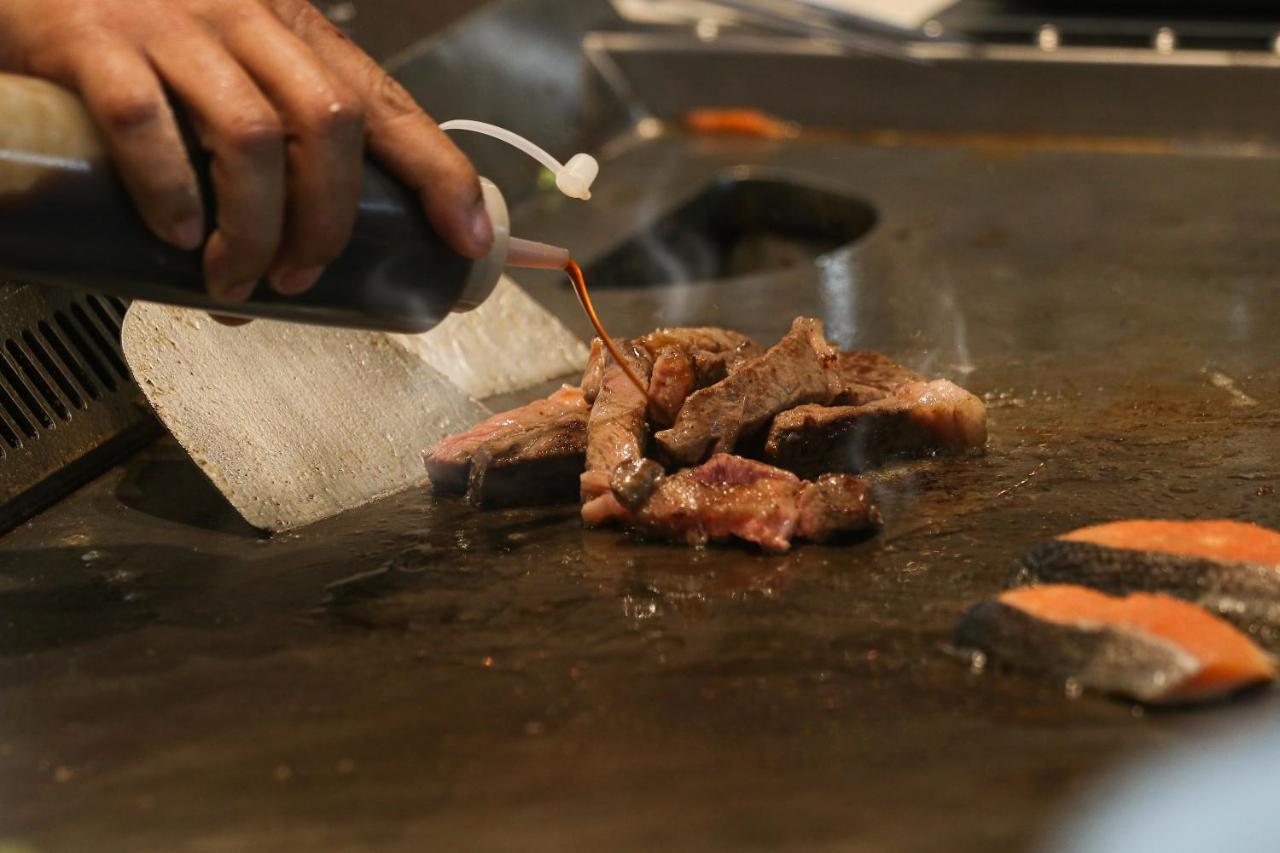 Chatrium Grand Banguecoque Exterior foto Soy sauce being used in cooking