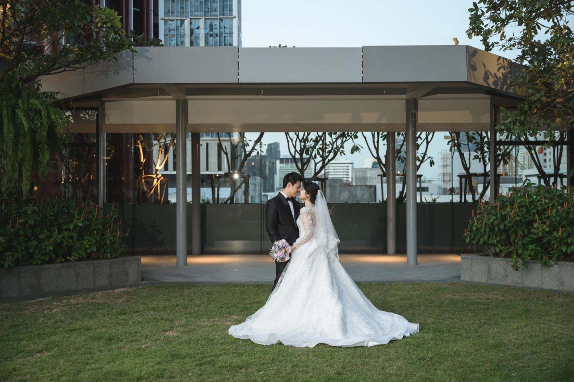 Chatrium Grand Banguecoque Exterior foto A Thai couple in wedding attire